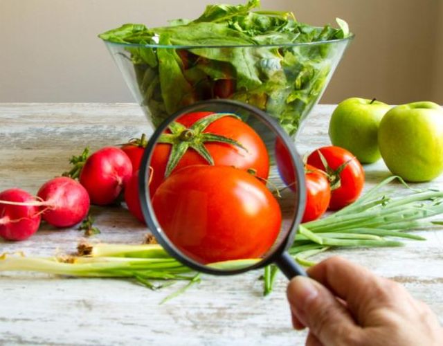 Las cinco frutas y verduras más empapadas de pesticidas ¡Evítalas!