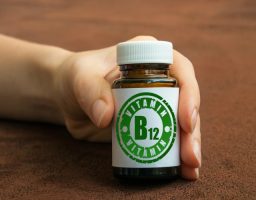 causas de vitamina b12 alta