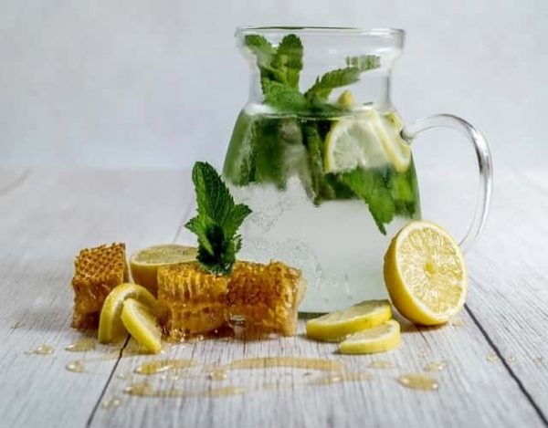 Propiedades de tomar agua con miel y limón