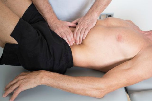 masaje abdominal para la hinchazón